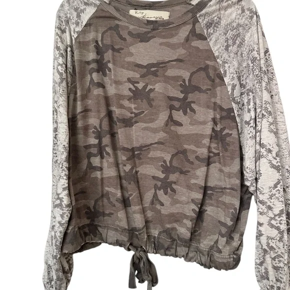 Vintage Havana Womens
Long Sleeves Tee size small - Picture 3 of 5